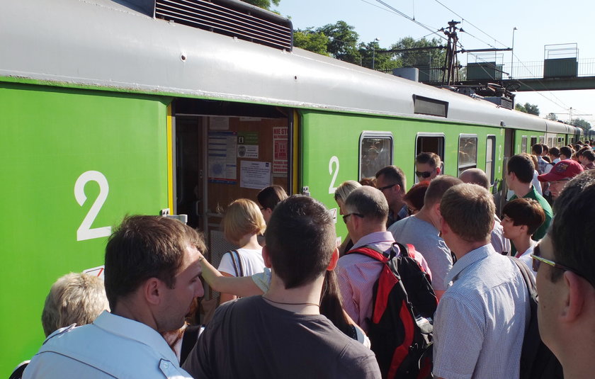 Kolejarze do końca lipca wymieniają tory. Utrudnienia na linii pruszkowskiej