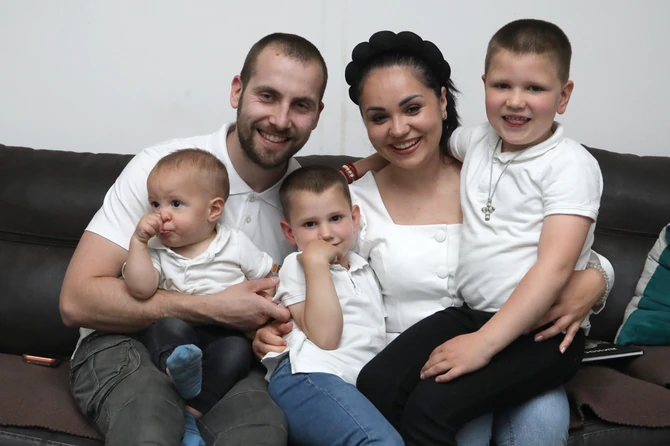 Sanja i Nikola Brašnjević sa sinovima Lazarom, Stefanom i Despotom