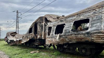 Zniszczony przez rosyjskiego Iskandera pociąg w ukraińskiej miejscowości Czaplino