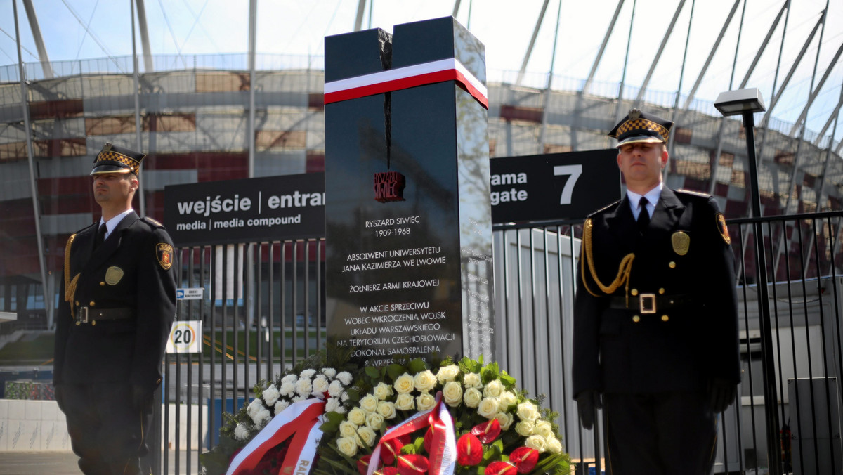 8 września 1968 r. w czasie Centralnych Dożynek na stołecznym Stadionie X-lecia samospalenia dokonał Ryszard Siwiec, były żołnierz AK. Był to akt protestu wobec interwencji wojsk Układu Warszawskiego w Czechosłowacji, rozpoczętej w nocy z 20 na 21 sierpnia 1968 r.