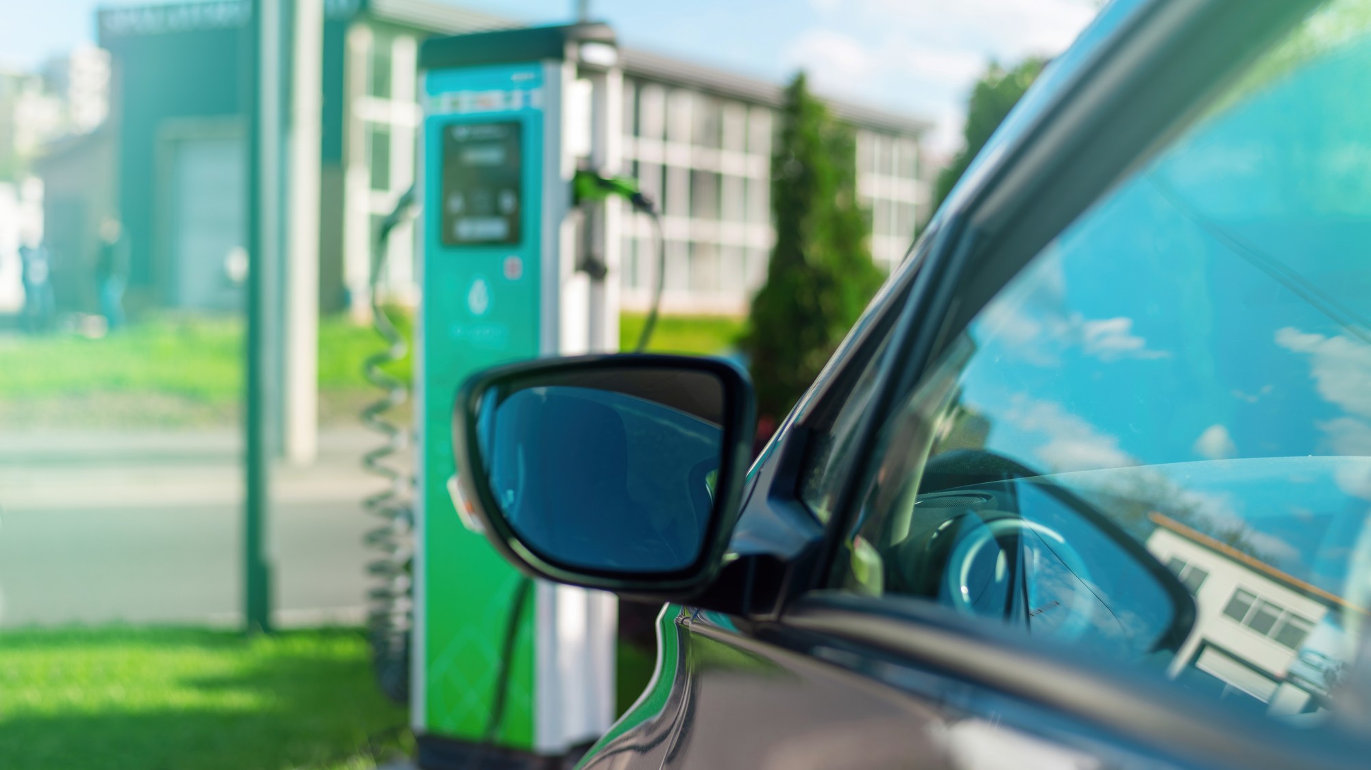 Prečo firmy prechádzajú na elektromobily, no bežní ľudia ich nechcú?