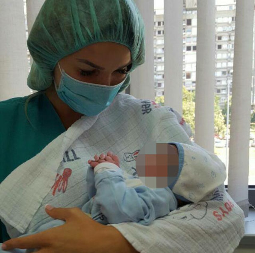 Tetka Dragana se odmah slikala sa mališanom...