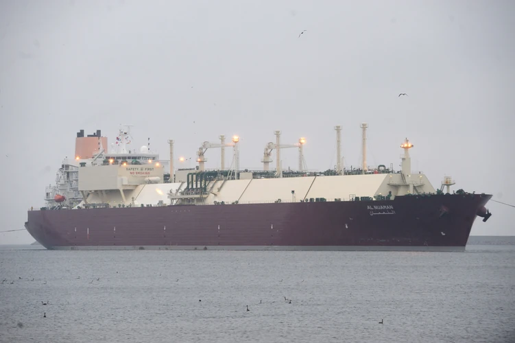 Metanowiec 'Al Nuaman' z katarskim LNG wpływa do basenu portowego terminalu LNG w Świnoujściu