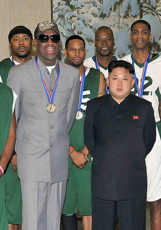 Kim Dzong Un na spotkaniu z Dennisem Rodmanem i innymi sportowcami w Pjongjang