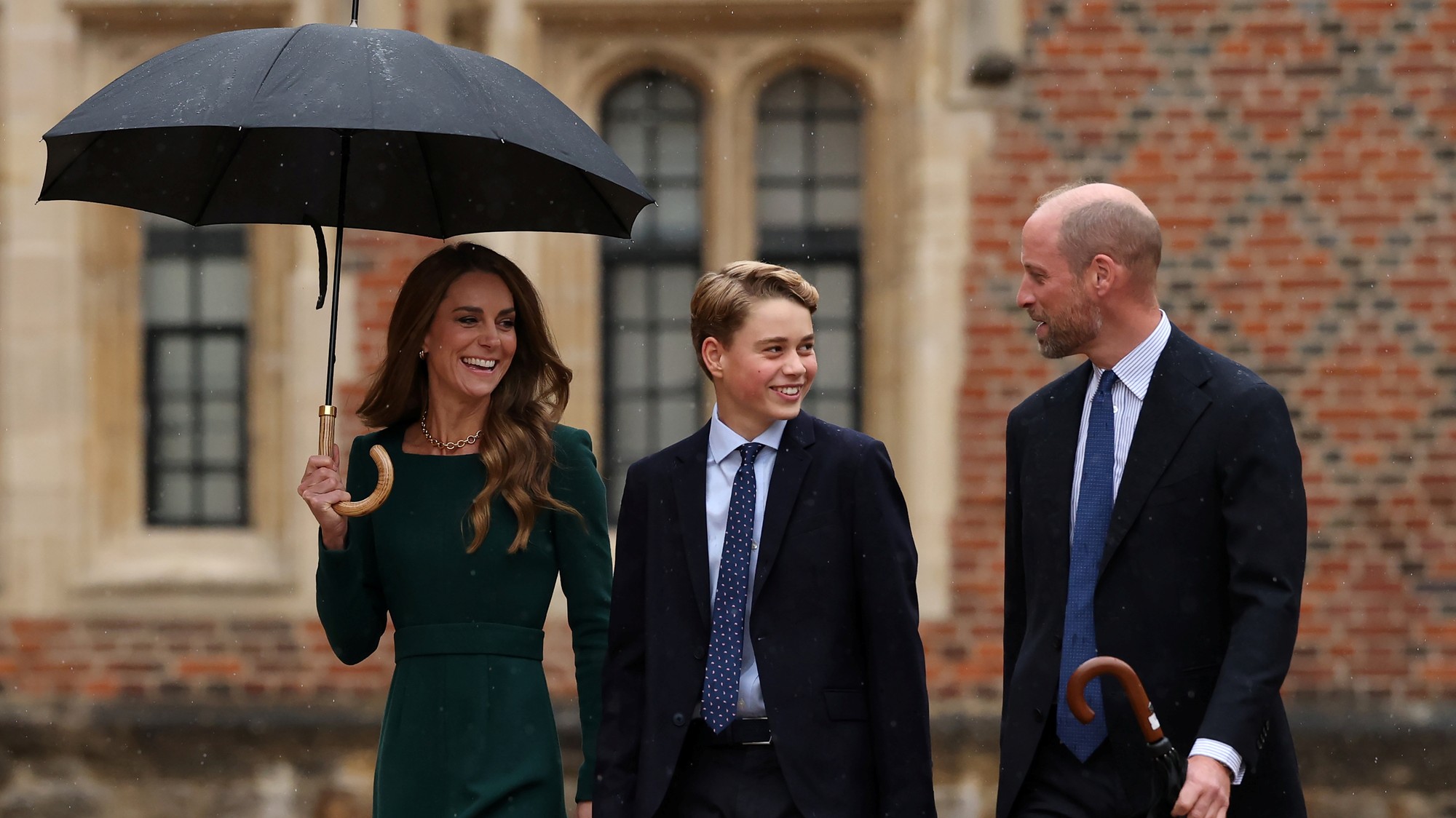 Kate a William s Georgeom pred jeho prvým dňom na prestížnej škole Eton.