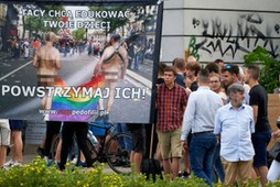 Uczestniczy kontrmanifestacji przeciw Pierwszemu Marszowi Równości w Białymstoku