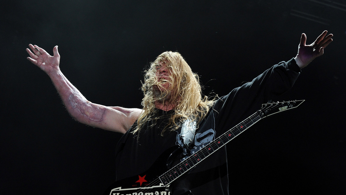 3 maja zmarł Jeff Hanneman, gitarzysta grupy Slayer. Z opublikowanego dziś przez zespół oświadczenia wynika, że oficjalną przyczyną śmierci muzyka była marskość wątroby. Wcześniej przypuszczano, że do śmierci muzyka mogło przyczynić się także ukąszenie pająka sprzed dwóch lat. Hanneman miał 49 lat.