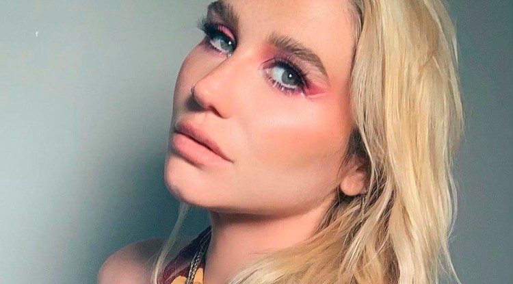 Kesha saját márkáját, a Kesha’s Rainbow Collectiont reklámozza