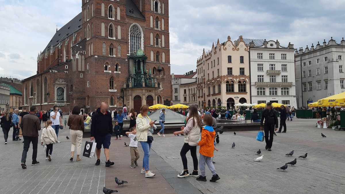 Zatłoczony rynek w Krakowie w sobotę 15 maja