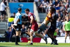 Aktywiści klimatyczni przerwali mecz rugby. Szybko zostali wyniesieni z boiska [WIDEO]