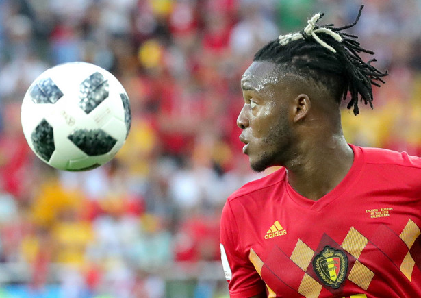 Michy Batshuayi strzelił sobie piłką w twarz. Tak nieporadnie cieszył się z gola