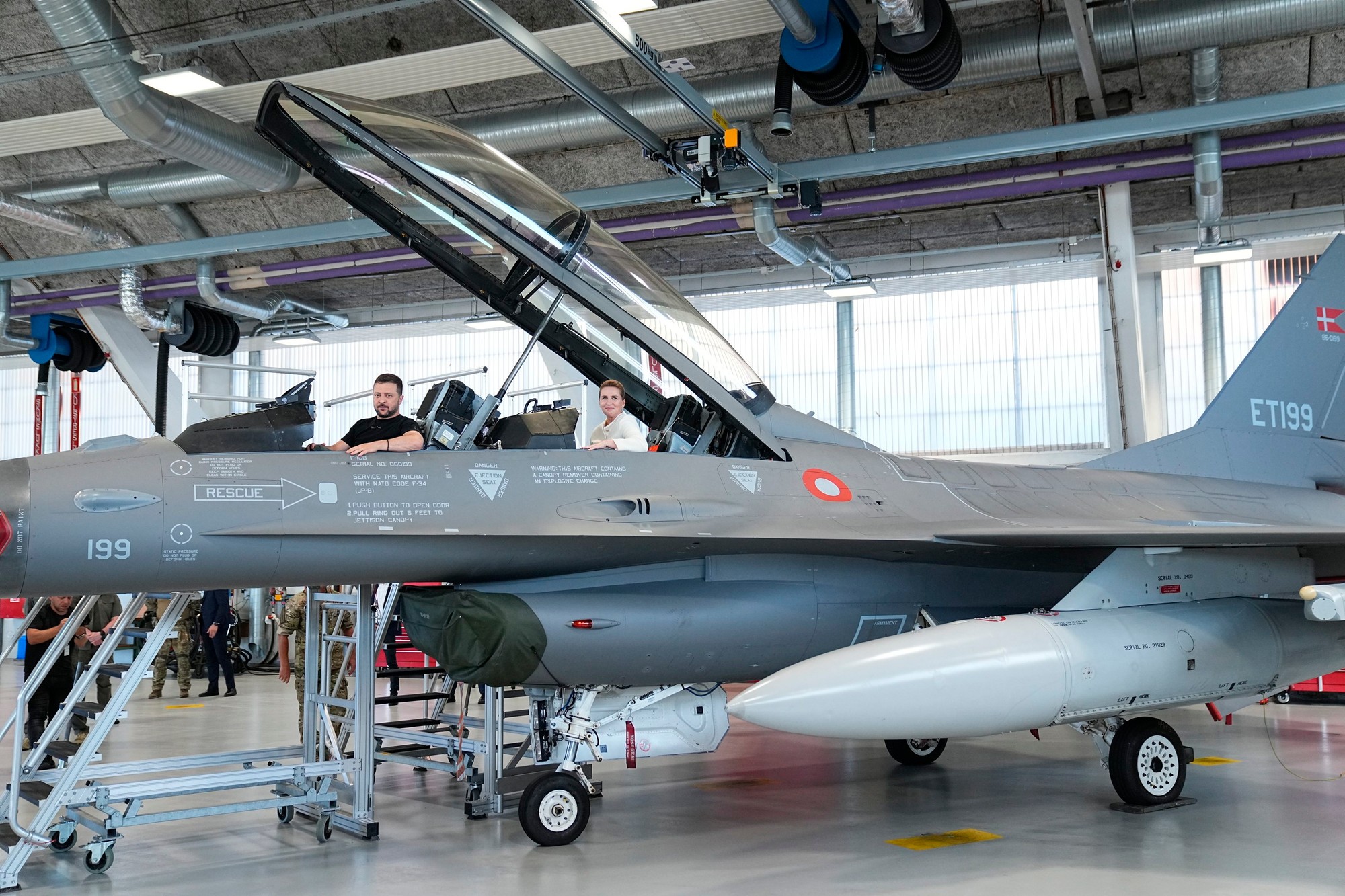Ukrajinský prezident Volodymyr Zelenskyj ukázal novinárom prvú várku bojových lietadiel F-16.