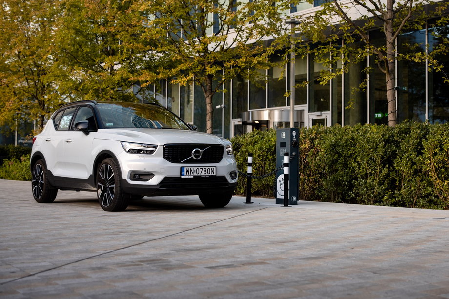 Volvo ma w portfolio nie tylko klasyczne wersje spalinowe XC40. Model jest dostępny także jako pełny elektryk, jak i w opcji, którą producent nazywa miękką hybrydą. Fot. Materiał Partnera