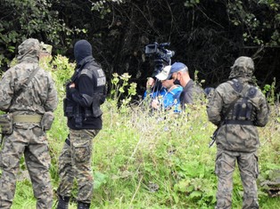 W Usnarzu Górnym ustawiono płot. Po białoruskiej stronie nadal koczuje grupa migrantów
