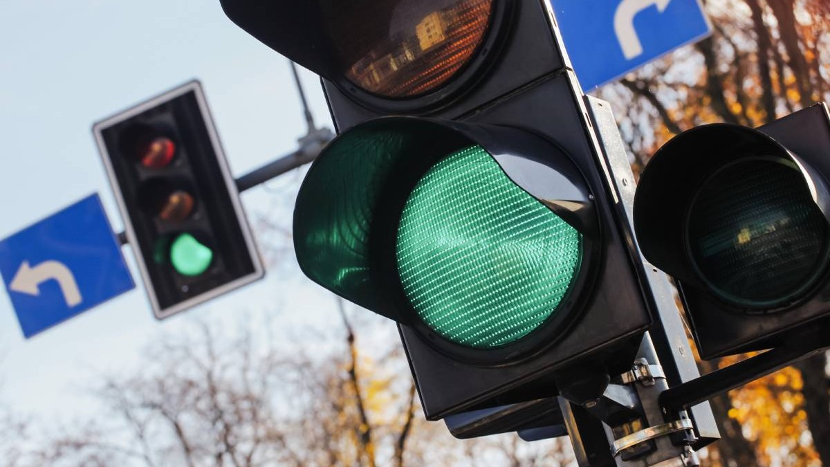 Semafoare de 1.000.000 de euro, oprite după doar două ore la Sibiu Sistemul inteligent a provocat cozi uriașe
