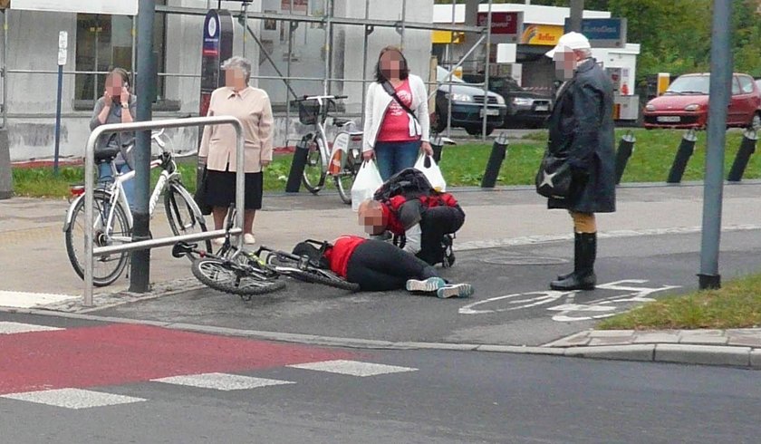 Potrącenie rowerzystki na Śmigłego–Rydza przy Przybyszewskiego w Łodzi