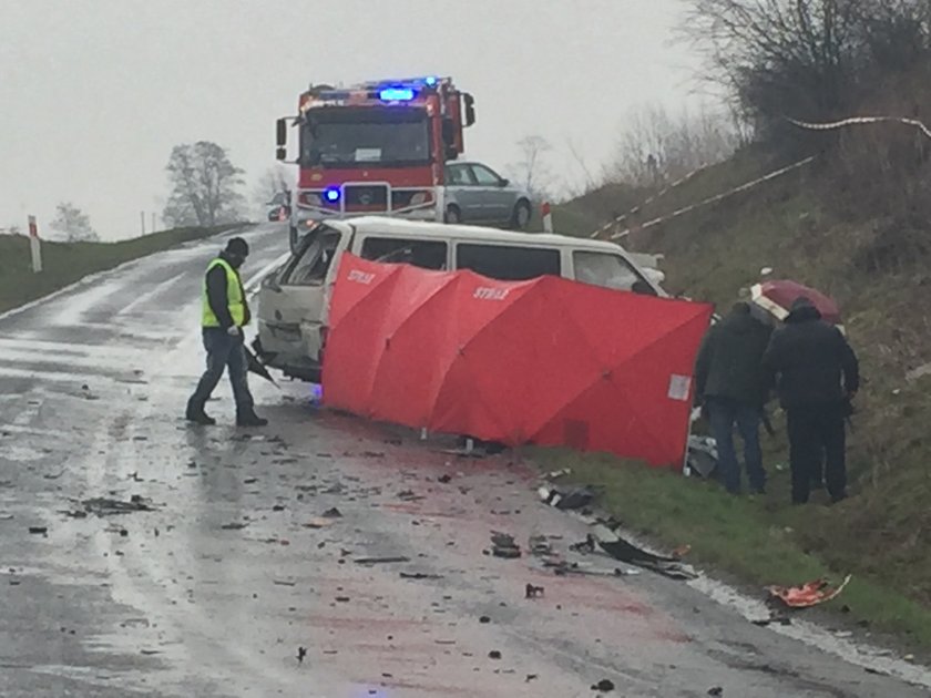 Busem z piłkarzami zderzył się z tirem