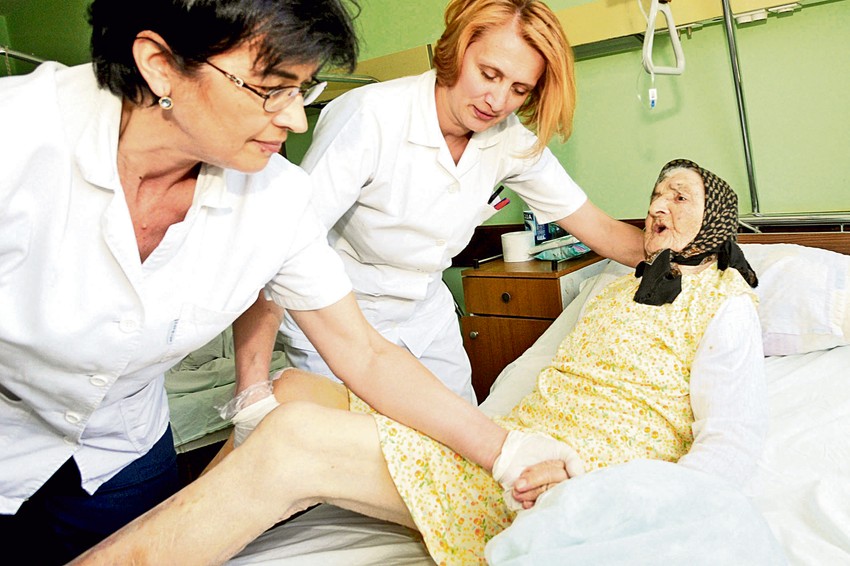 Jedva čeka da ode
kući: Stanimirka Žilović sa bolničkim osobljem