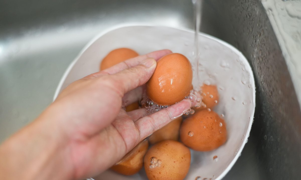 Zalewać jajka zimną wodą po ugotowaniu? W tej kwestii babcia się myliła