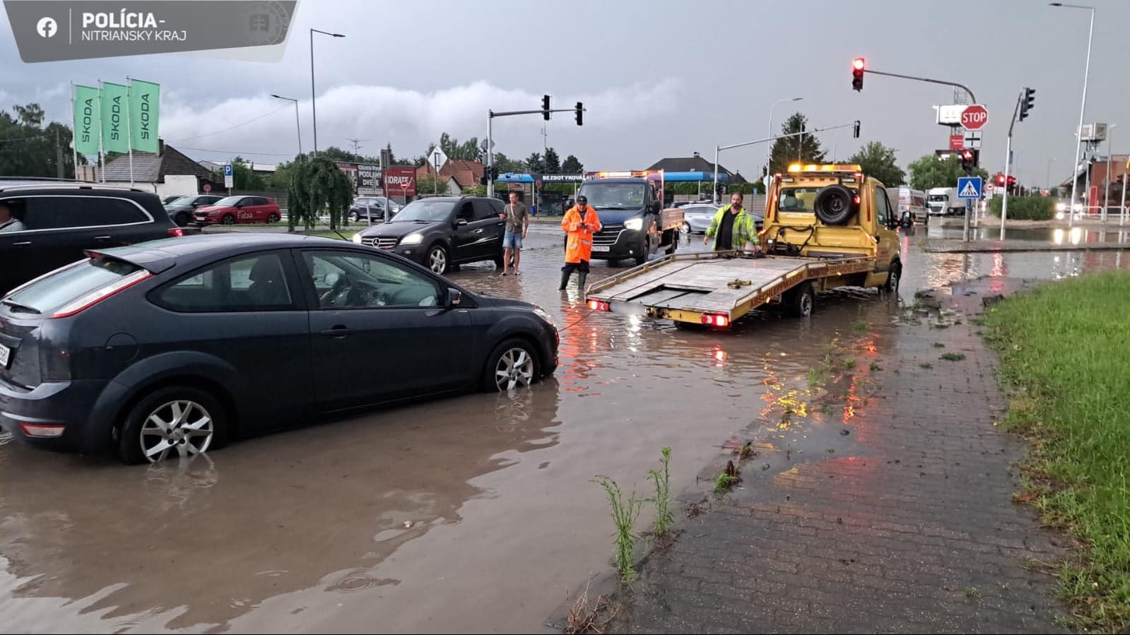 V Nitrianskom kraji majú po búrke záchranné zložky plné ruky práce.