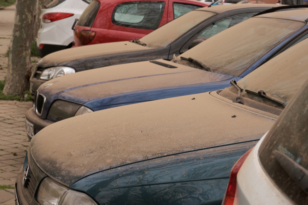 Pył znad Sahary widoczny na zaparkowanych pojazdach