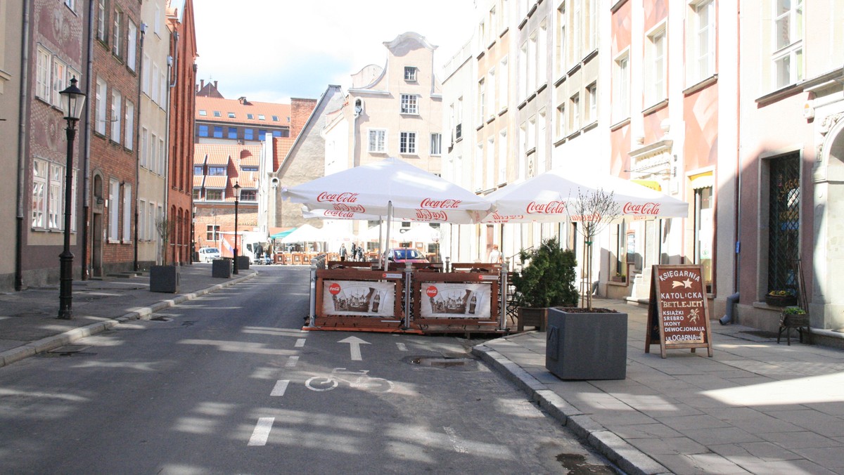 Na ścieżce rowerowej na ul. Ogarnej w Gdańsku wyrósł ogródek restauracyjny. Rowerzyści pytają jak to możliwe i zastanawiają się, jak miasto może pozwalać na takie działania prywatnych przedsiębiorców. Zarząd Dróg i Zieleni odpowiada: stoliki stoją tu legalnie.