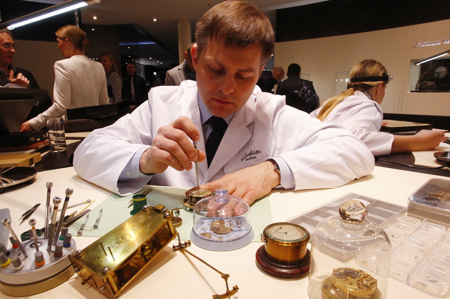 Producent szwajcarskich zegarków podczas wystawy zegarmistrzowskiej w Bazylei 