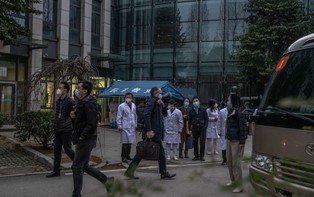 Grupa naukowców z WHO odwiedziła centrum do spraw chorób zwierzęcych w Wuhan