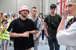 Kalush Orchestra - zwycięzcy Eurowizji - odwiedzili punkt pomocy dla Ukrainy