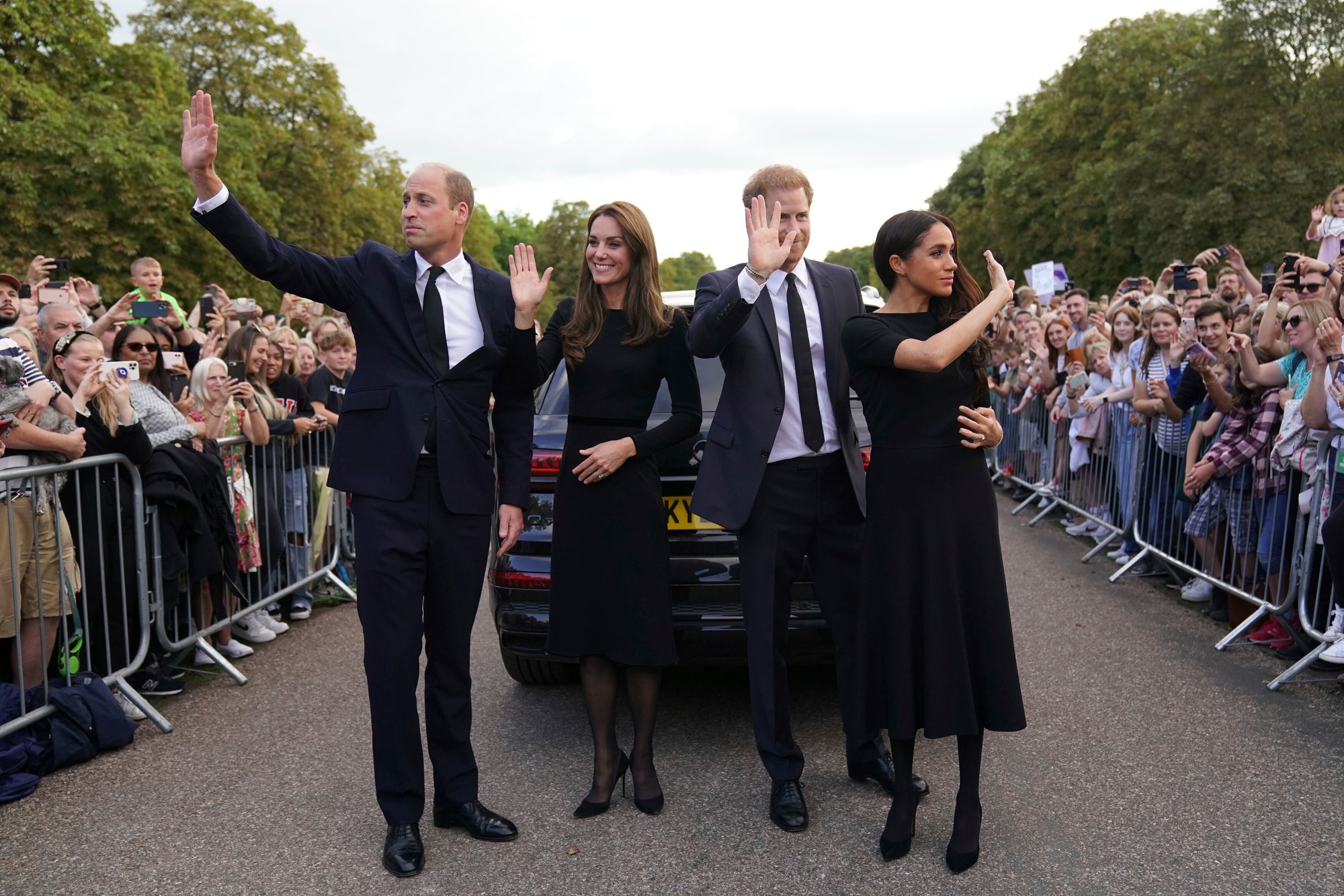 Princ William, princezná Kate, princ Harry a jeho manželka Meghan po smrti zosnulej britskej kráľovnej Alžbety II. pred hradom Windsor. 