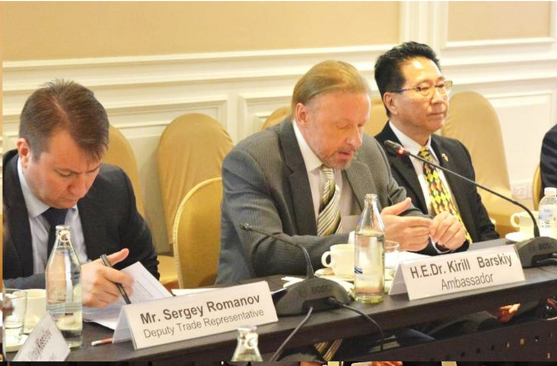 Siergiej Romanow (z lewej) obok ambasadora Rosji w Tajlandii