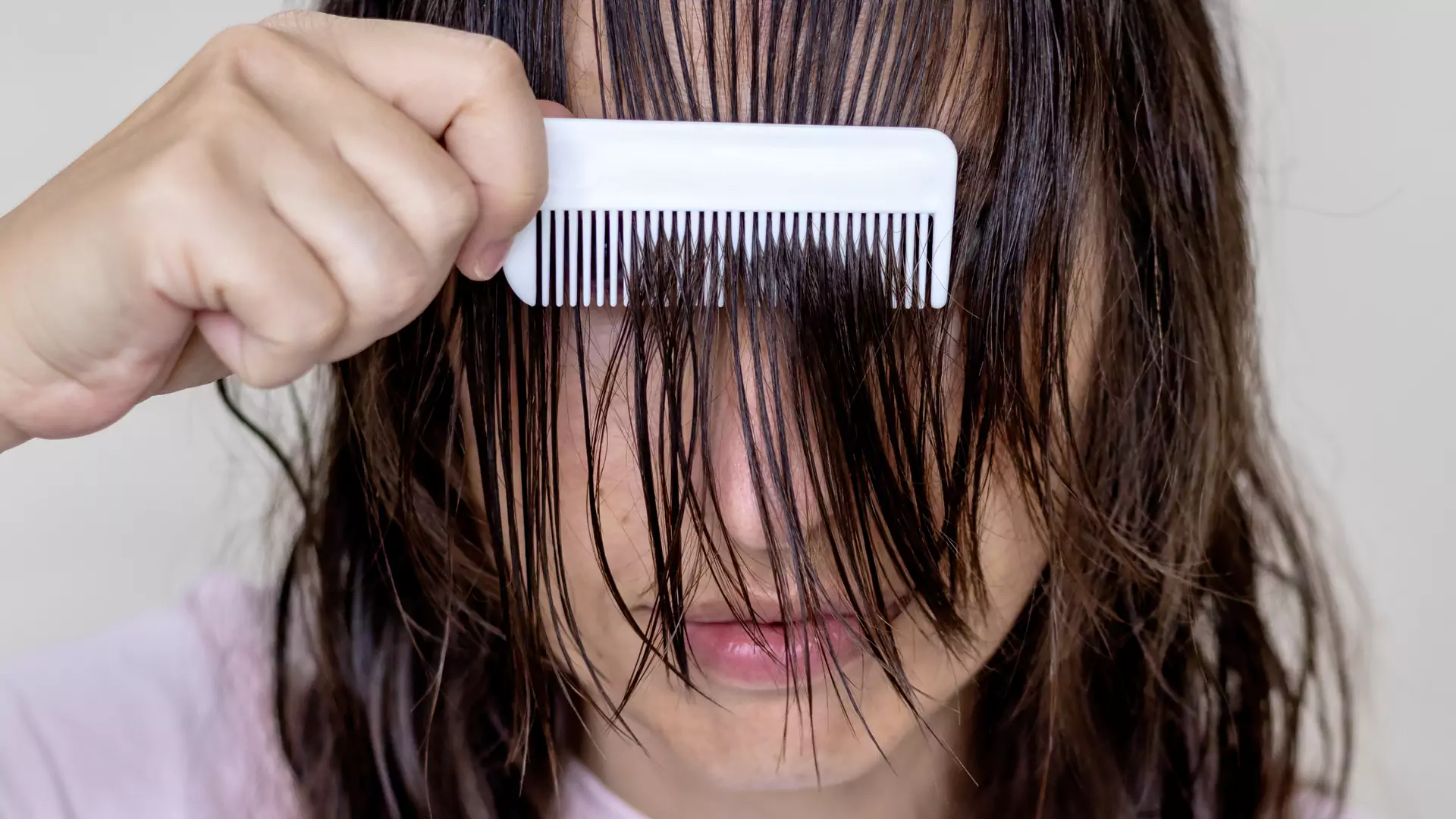 Zmiana przedziałka zajmuje chwilę, a świetnie wpływa na zdrowie włosów