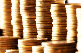 Dodatkowa gotówka: spłacić kredyt czy zainwestować?