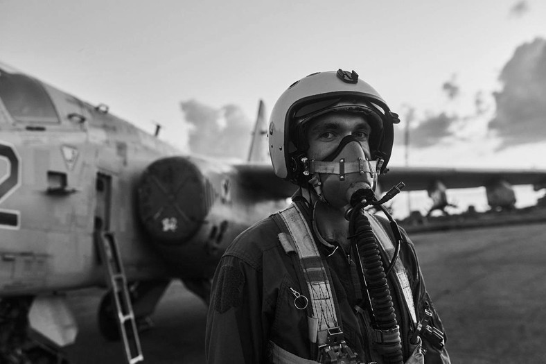 Iwanow- zestrzelony ukraiński pilot, z tyłu radzieckie Su-25 na których wcześniej latał.