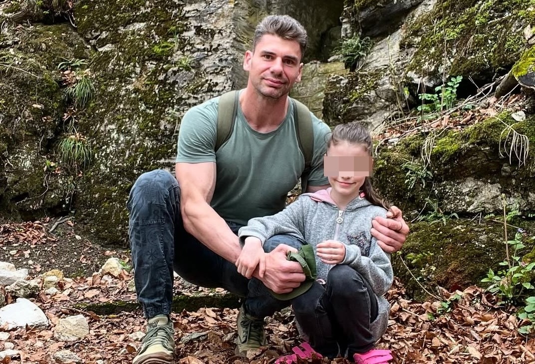 Slovenský hokejista Juraj Valach s dcérkou. 