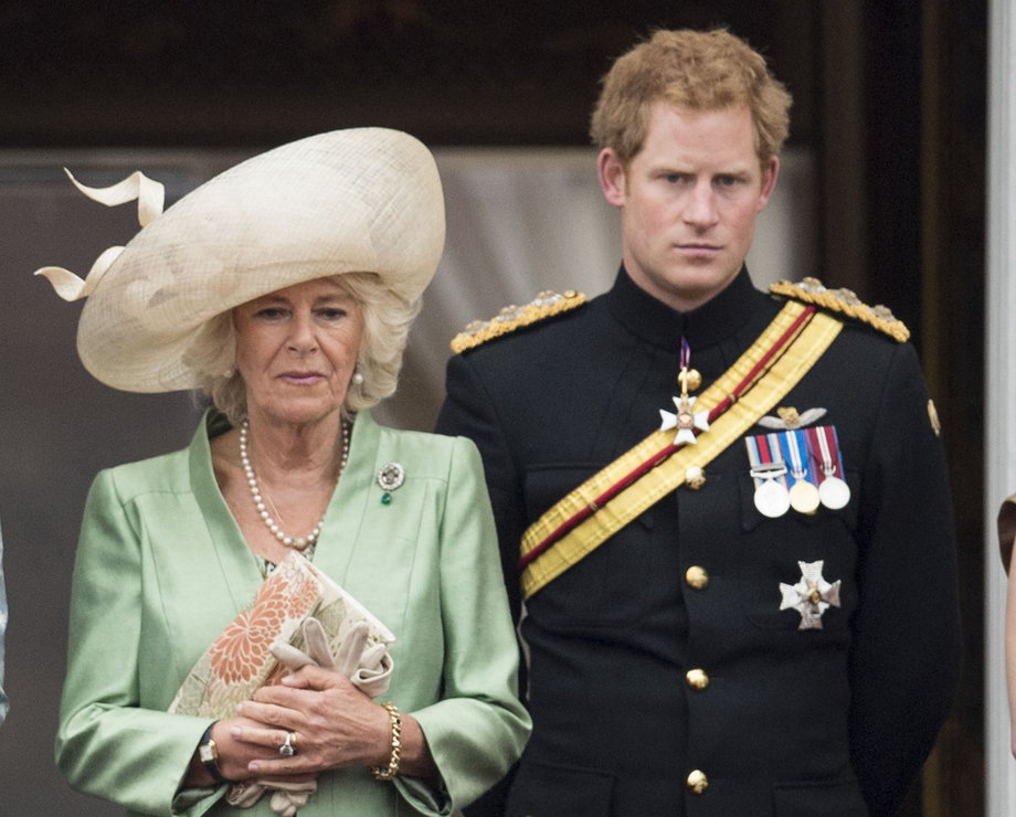 Księżna Kornwalii i książę Harry podczas corocznej ceremonii Trooping The Color w Pałacu Buckingham 13 czerwca 2015 r.