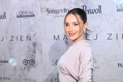 Marina Łuczenko-Szczęsna odbiera gratulacje po obronie karnego przez męża