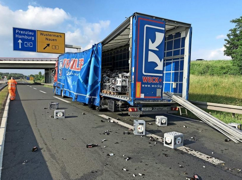 Skrzynki z piwem na autostradzie