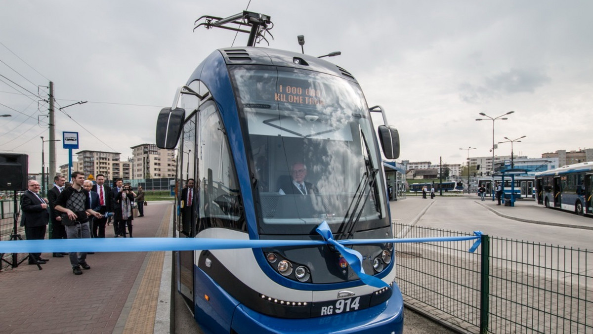 "Krakowiaki" mają już za sobą milion przejechanych kilometrów po krakowskich torowiskach. Taki dystans pokonało łącznie 36 nowych tramwajów od momentu ich pojawienia się w Krakowie do dzisiaj.