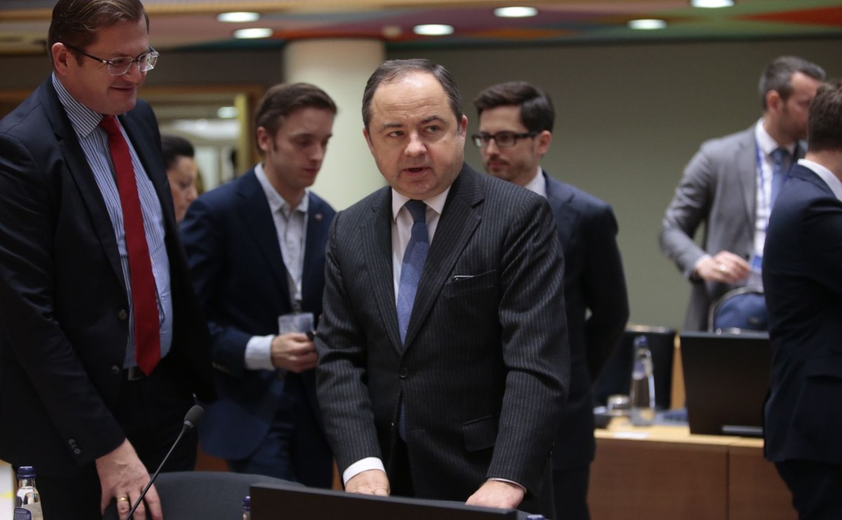 Polska przekaże wkrótce do Komisji Europejskiej raport dotyczący działań protekcjonistycznych i dyskryminacyjnych wobec polskich firm na jednolitym rynku unijnym - zapowiedział we wtorek w Brukseli minister ds. europejskich Konrad Szymański.
