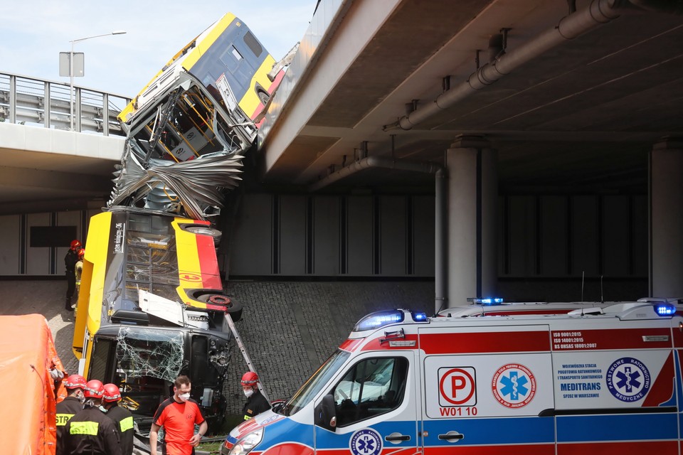 Wypadek autobusu na trasie S8 w Warszawie