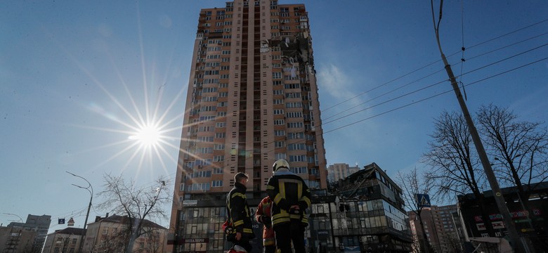 Tak wygląda wnętrze bloku w Kijowie, który został trafiony rakietą [WIDEO]