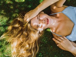 Upalne lato to wyzwanie dla organizmu. TAK pomożesz ciału przetrwać w dobrej formie