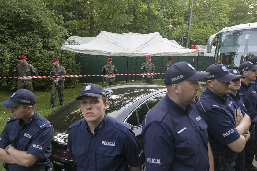 Rodzina i przyjaciele Arama Rybickiego protestowali przed bramą cmentarza