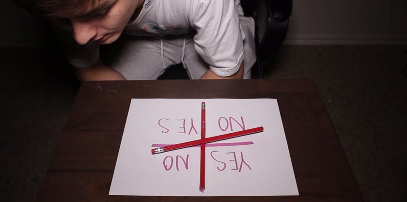 #CharlieCharlieChallenge