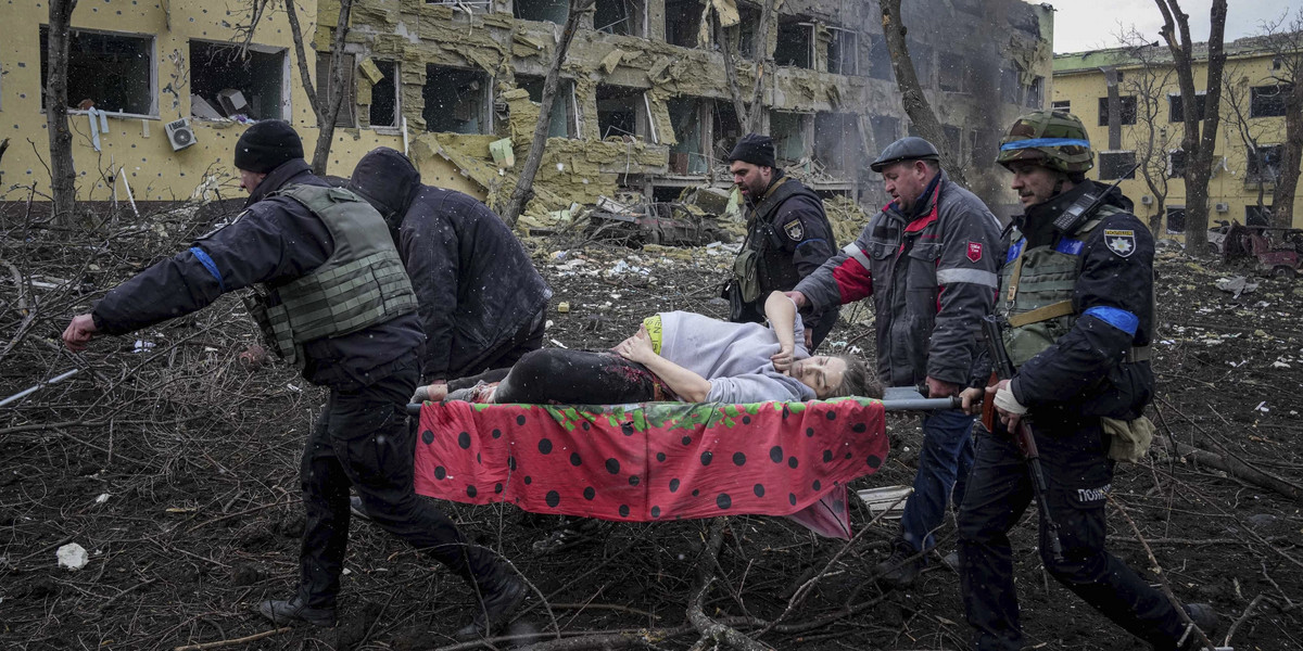 Mariupol. Po bombardowaniu szpitala położniczego ciężarne ewakuowano na noszach. 