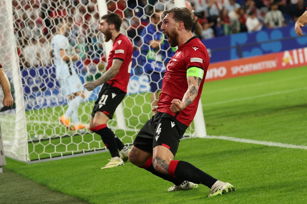 Radość piłkarzy reprezentacji Gruzji po wygranym meczu z Portugalią