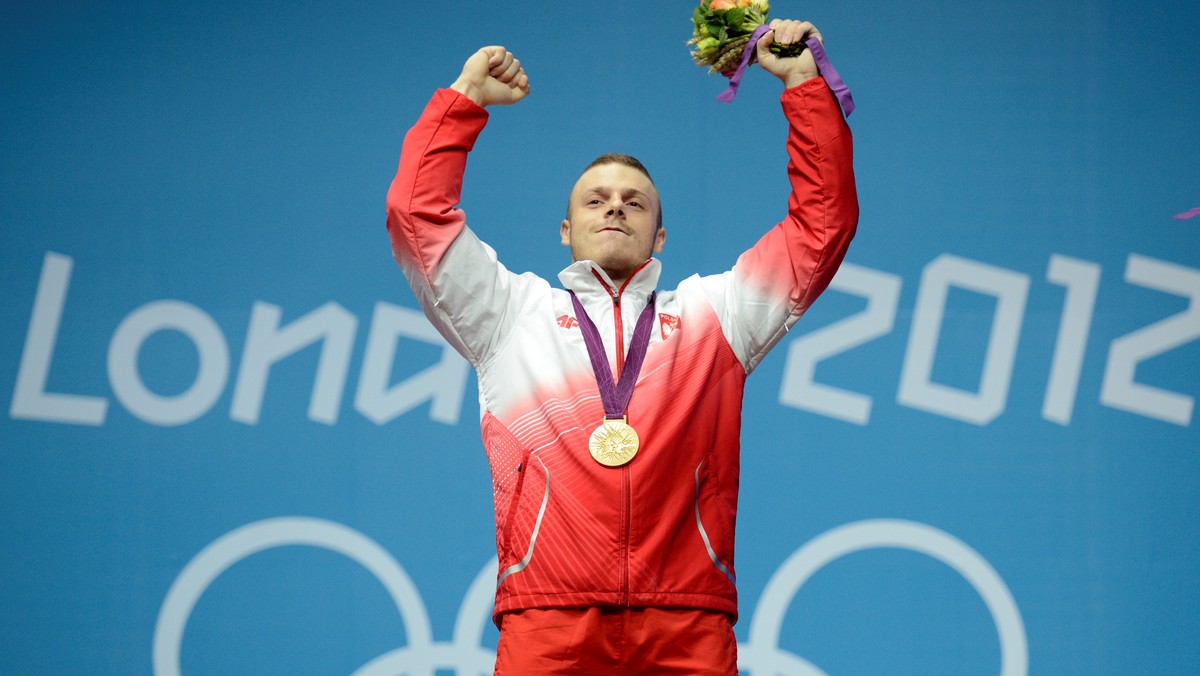 Adrian Zieliński został w piątkowy wieczór pierwszym od 40 lat polskim mistrzem olimpijskim w podnoszeniu ciężarów. O początkach przygody ze sportem, rodzinnym mieście i sponsorach 23-letni sztangista opowiadał na spotkaniu z dziennikarzami w londyńskiej hali ExCel.