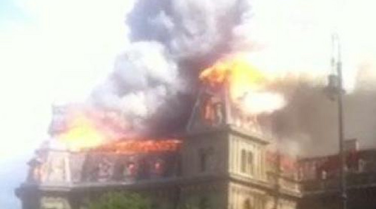 Teljesen leégett az Andrássy úton kigyulladt épület tetőszerkezete