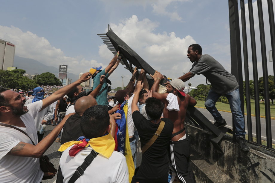 Maduro chce zwiększyć poziom militaryzacji społeczeństwa, poprzez wciągnięcie do armii kolejnych 100-500 tys. cywili. W jego planie "każdy członek milicji" ma posiadać broń. Wenezuelczykom poradził zaś, by wybrali, czy "trzymają się z ojczyzną", czy "są przeciwko niej". W środę 19 kwietnia Maduro oskarżył lidera opozycji Julio Borgesa o "zbrodnie przeciwko konstytucji".